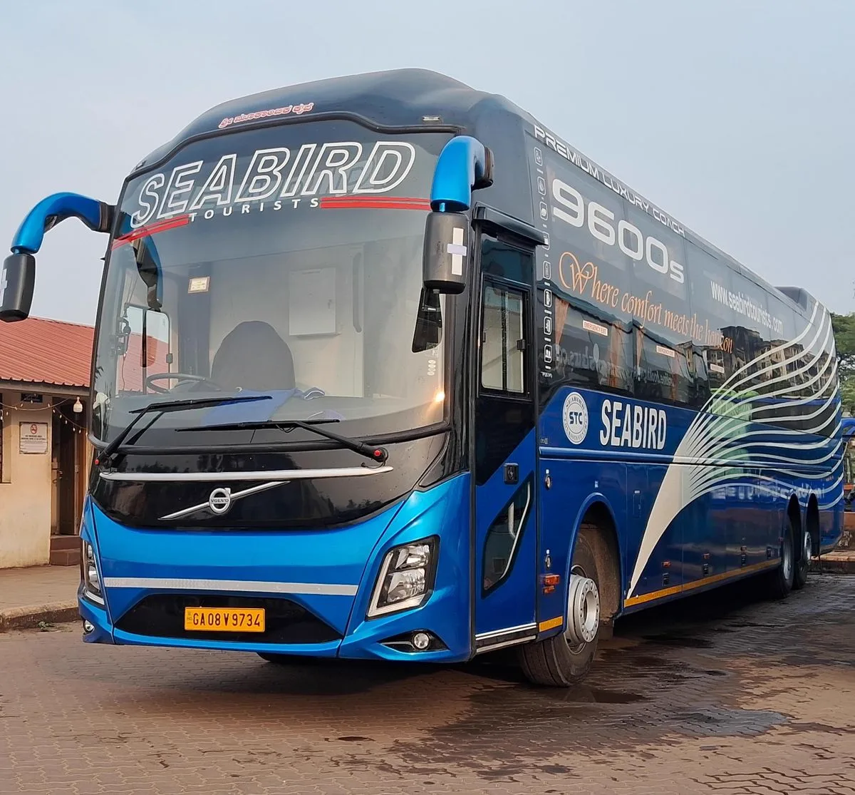 Touringcar van NuVrachtwagen — bustheorie in Den Haag