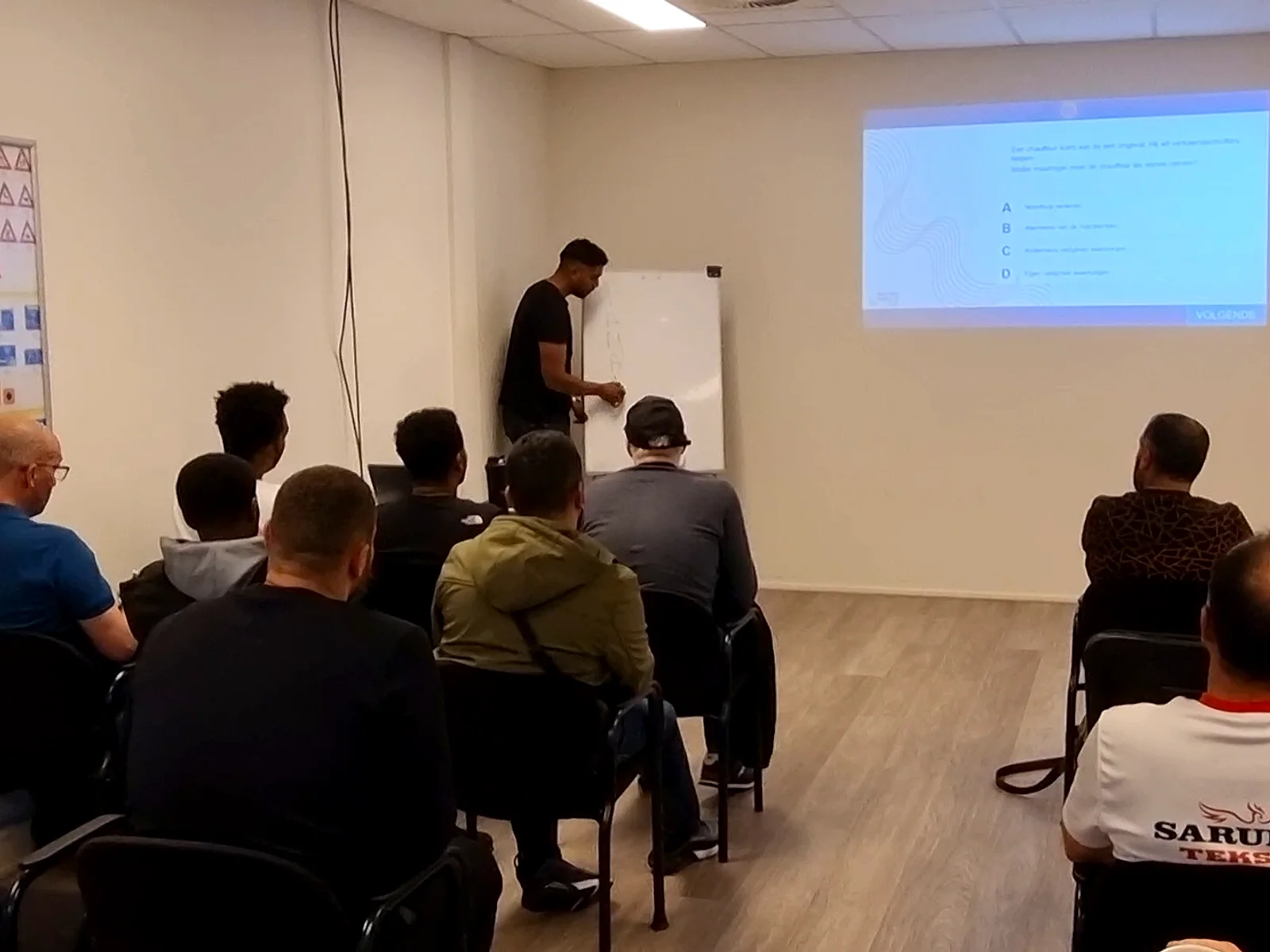 Kurs gününde hocamız beyaz tahtada soruları anlatıyor