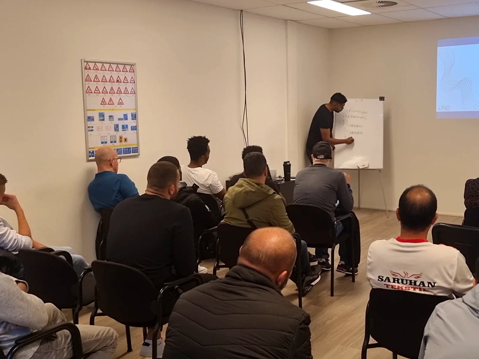 Ders gününde dolu sınıf — NuVrachtwagen teori kursu