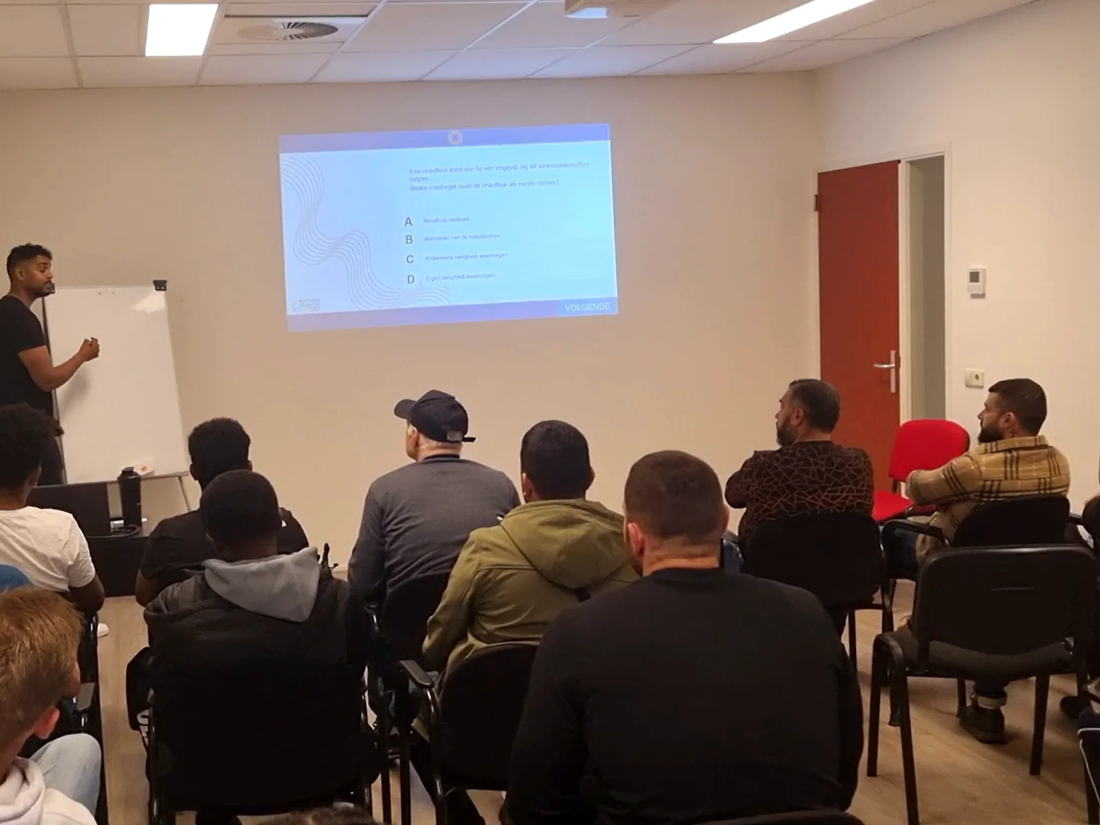 NuVrachtwagen teori dersinde sınıf — hocamız soruları anlatıyor