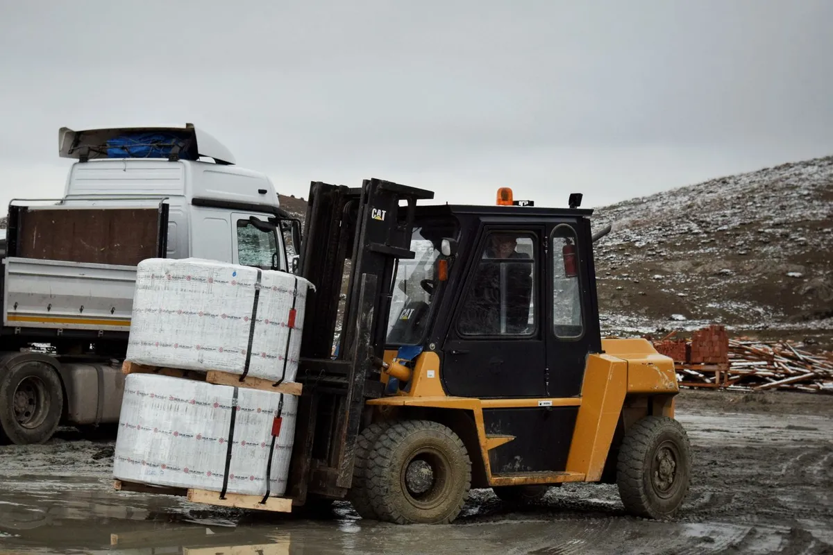 Heftruck met pallets in een magazijn