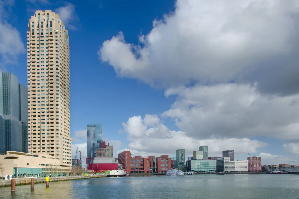 De skyline van Rotterdam aan de Nieuwe Maas
